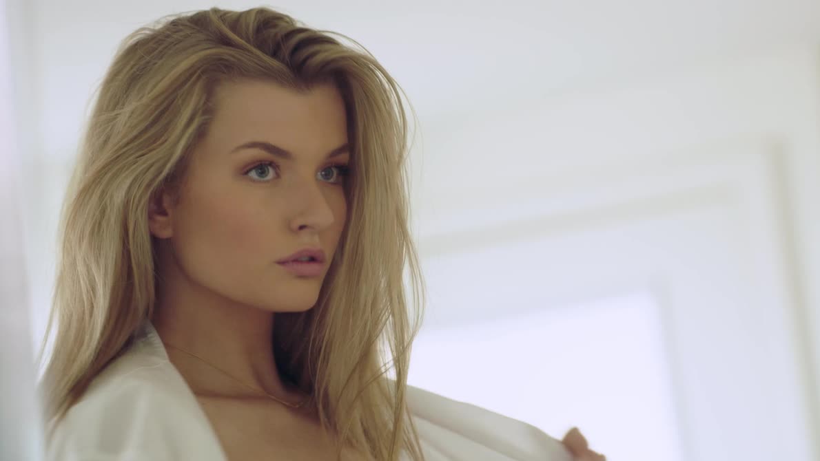 Грудастая красотка пробирается в дом к любовнику и отдаётся ему