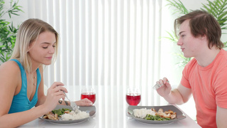 Молодому перцу повезло с мачехой-нимфоманкой