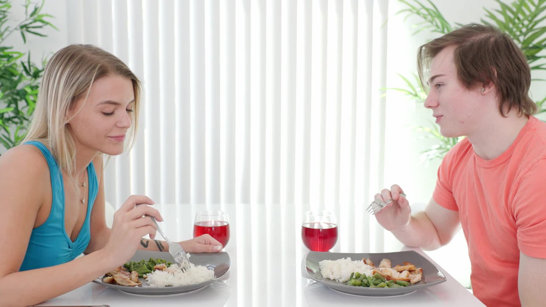 Молодому перцу повезло с мачехой-нимфоманкой