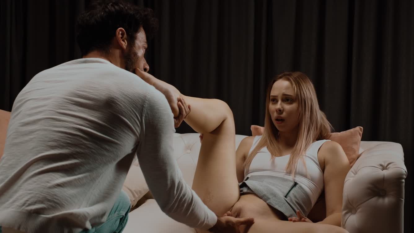 На 8 Марта мачомэн сделал ход хуём – вручил себя молодой куколке.