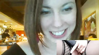 Секси телка мастурбирует в ресторане!