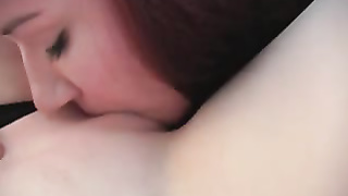 Горячая чика смакует киску своей подруги